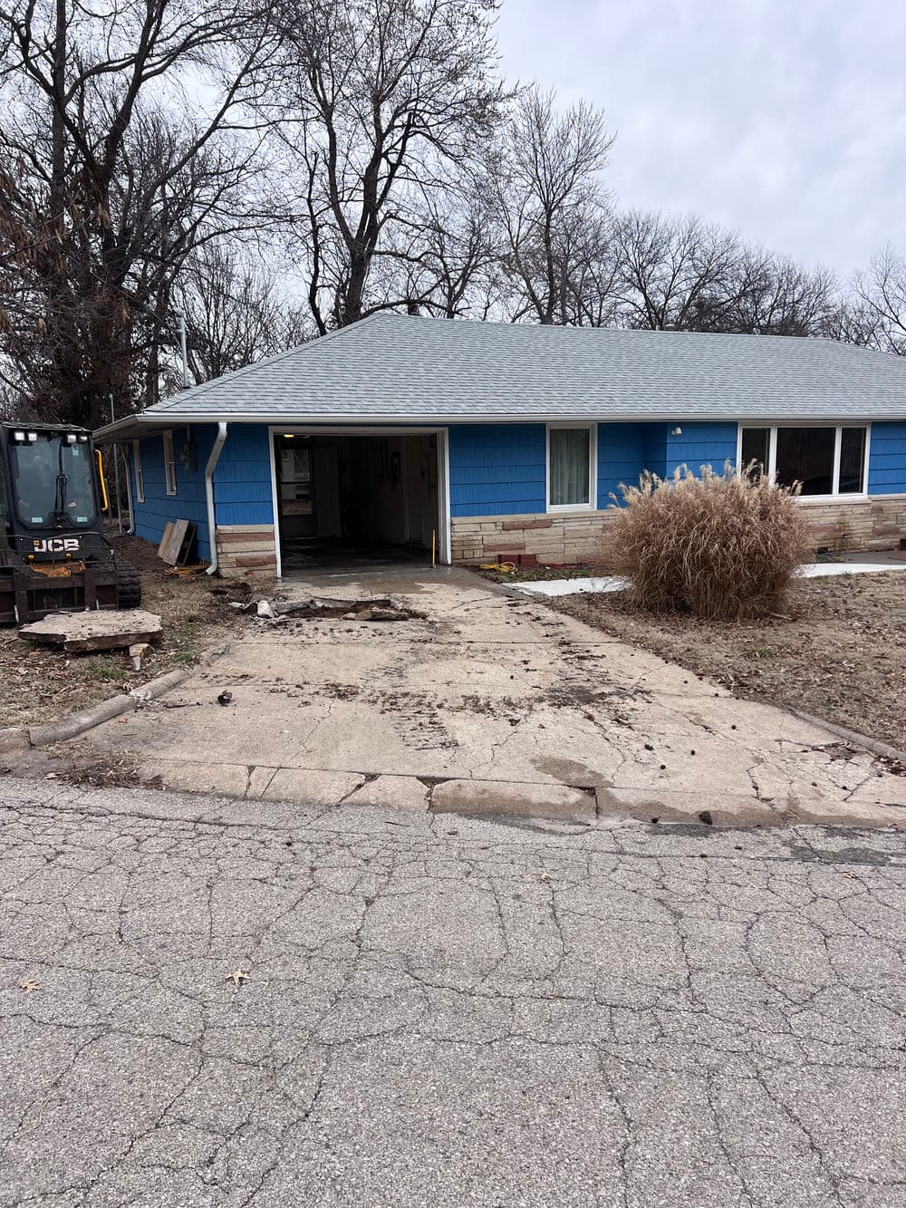 Gallery photos for Cracked Driveway Replaced with Fresh Concrete in Overland Park: Image #3